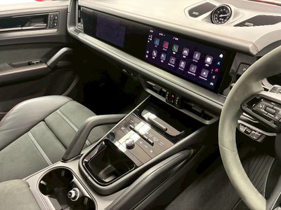 2024 Porsche CAYENNE thumbnail 32