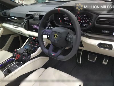 LAMBORGHINI URUS - 3