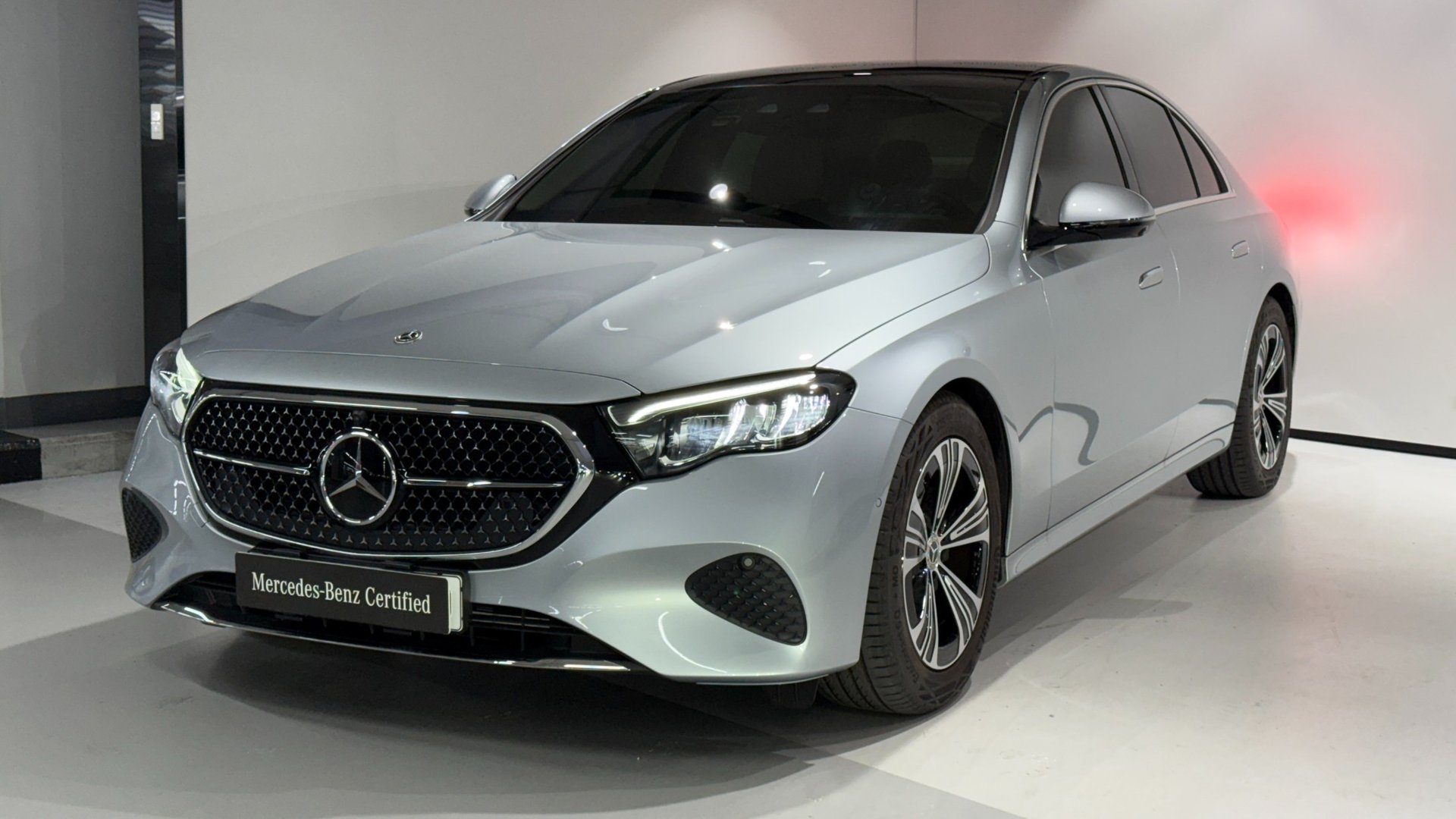 MERCEDES-BENZ E-CLASS - View 1