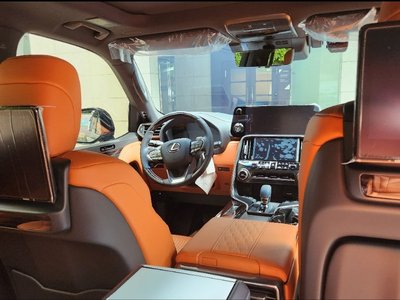 صورة 4 لـ 2025 Lexus LX