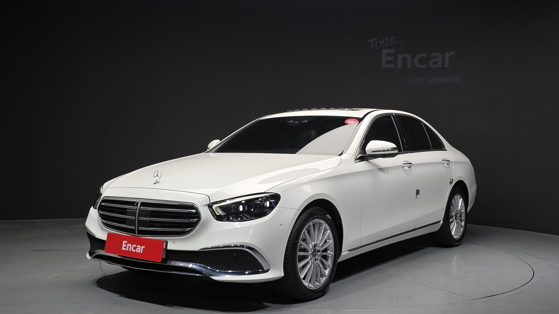 MERCEDES-BENZ E-CLASS - View 1