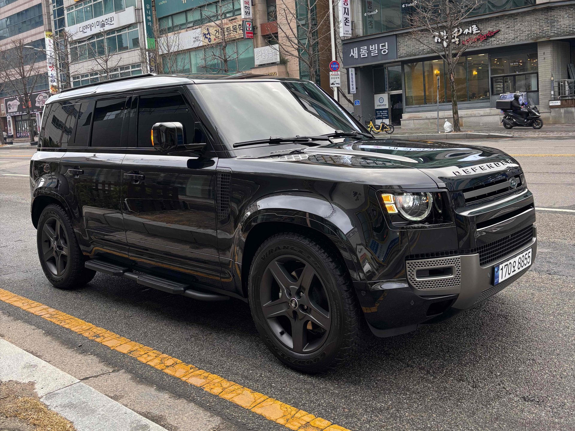 LAND ROVER DEFENDER - View 1