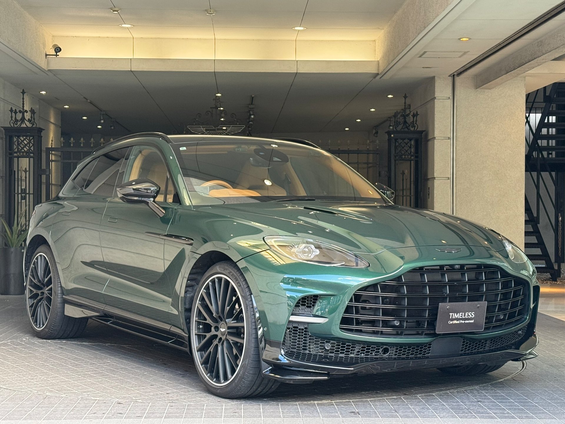 ASTON MARTIN DBX - View 1
