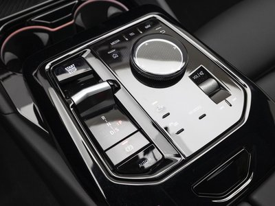 2025 BMW 5 SERIES — фото 9