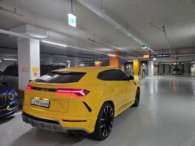 LAMBORGHINI URUS - 2