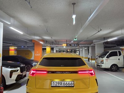 LAMBORGHINI URUS - 8