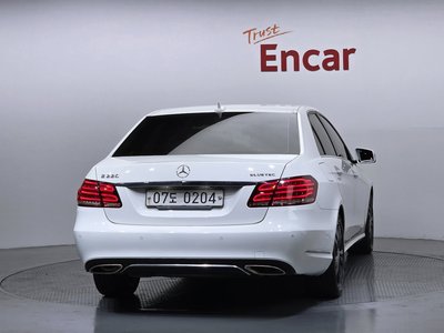 MERCEDES-BENZ E-CLASS - 3