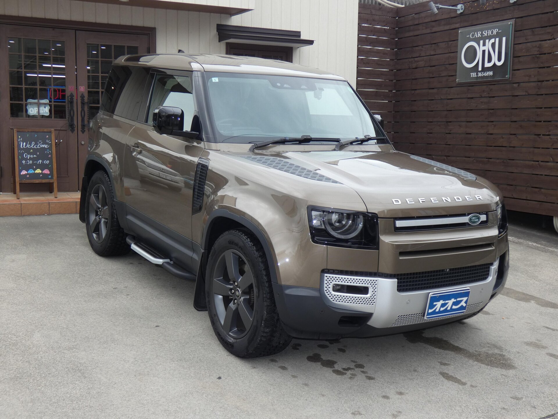 LAND ROVER DEFENDER - View 1