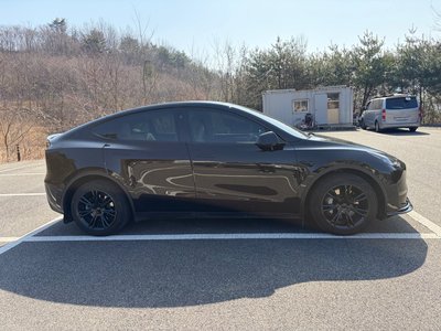 TESLA MODEL Y - 4