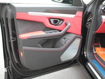2020 Lamborghini URUS photo 7