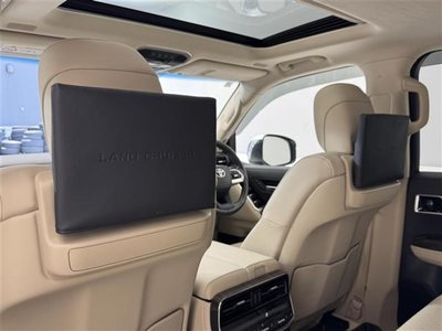 TOYOTA LAND CRUISER 300 - 7