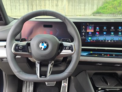 2025 BMW 5 SERIES — фото 8