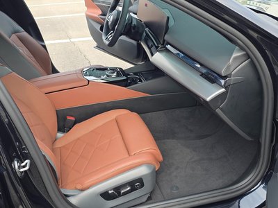 2025 BMW 5 SERIES — фото 10
