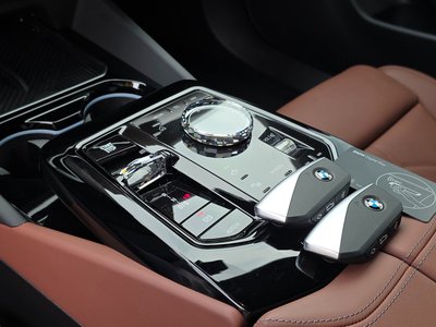 2025 BMW 5 SERIES — фото 9