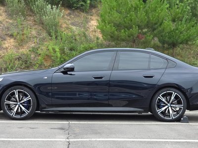 2025 BMW 5 SERIES — фото 6