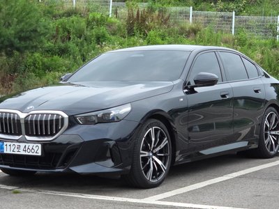 2025 BMW 5 SERIES — фото 1