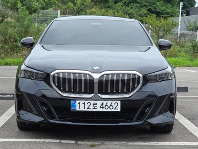 2025 BMW 5 SERIES — фото 2