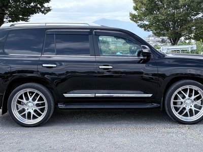 TOYOTA LAND CRUISER 200 - 3