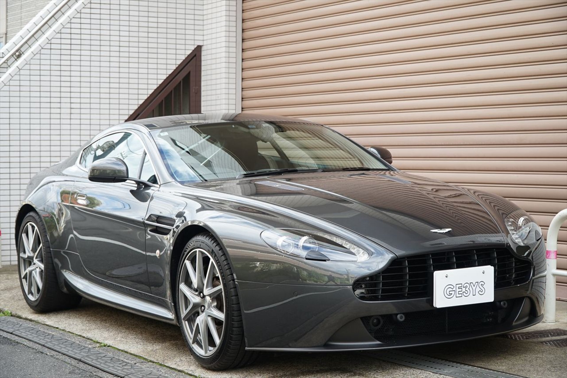 ASTON MARTIN V8 - View 1