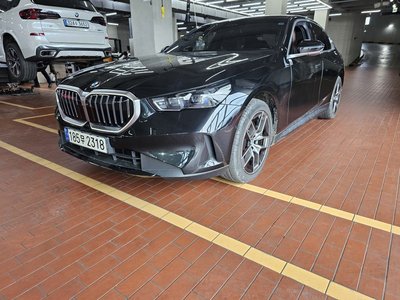 BMW 5 SERIES - 1