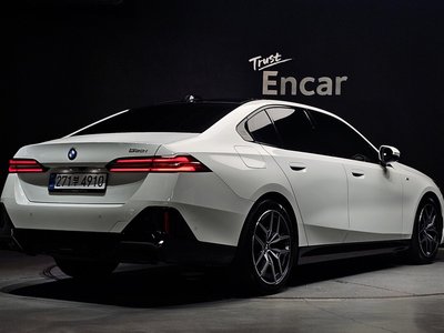 2025 BMW 5 SERIES photo 3