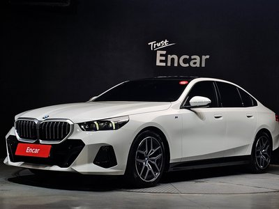 2025 BMW 5 SERIES photo 1