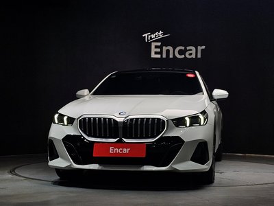 2025 BMW 5 SERIES photo 2