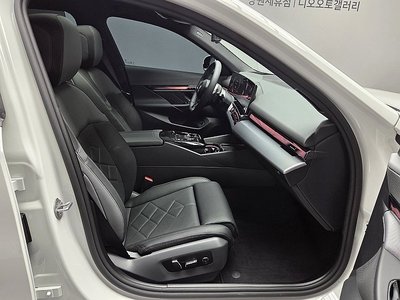صورة مصغرة 13 لـ 2025 BMW 5 SERIES