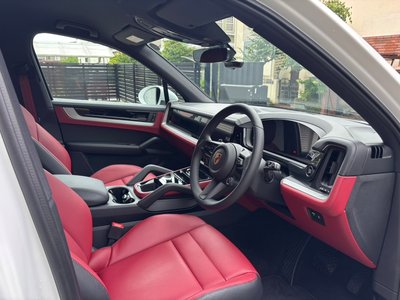 2024 Porsche CAYENNE photo 2