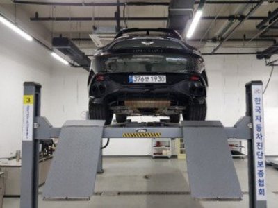 ASTON MARTIN DBX - 4