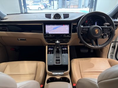 PORSCHE MACAN - 10