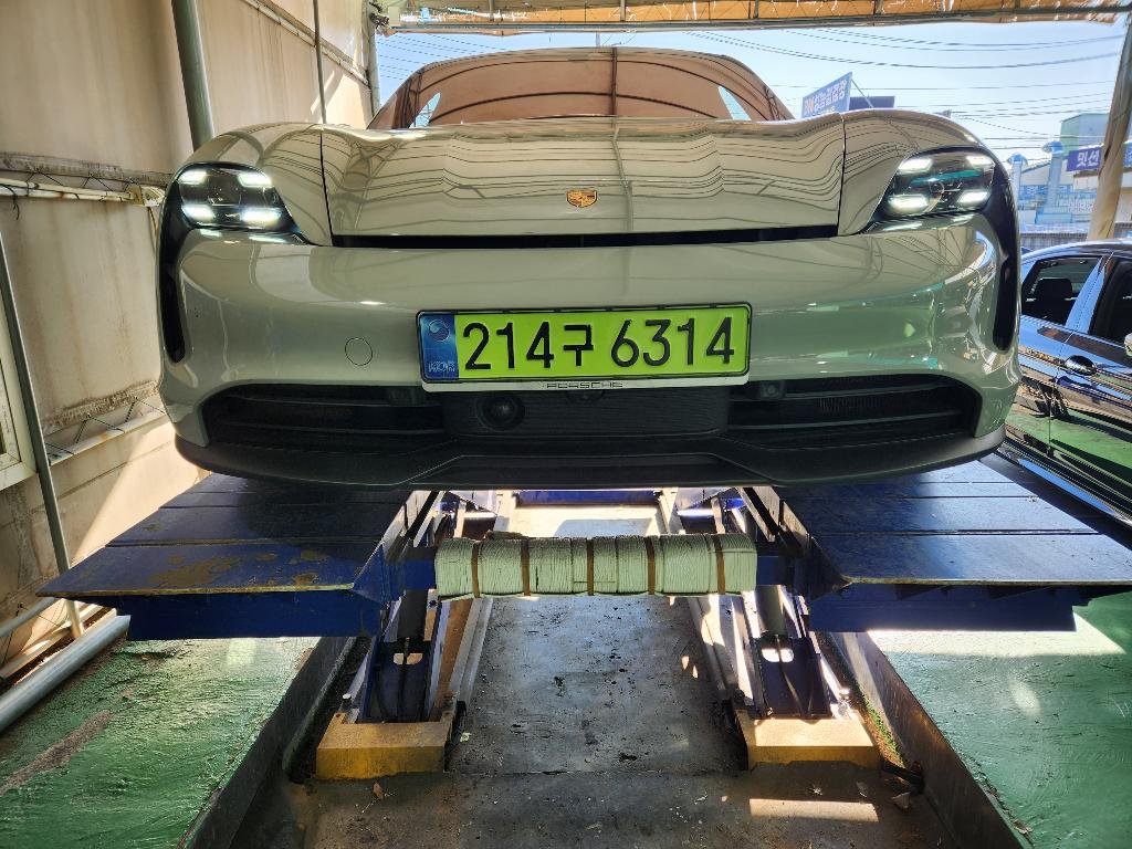 PORSCHE TAYCAN - View 1