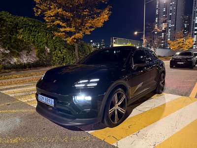 PORSCHE MACAN EV