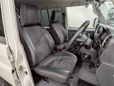 TOYOTA LAND CRUISER 70 - 5