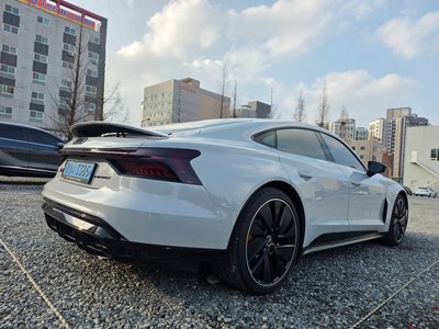 AUDI E-TRON GT - 4
