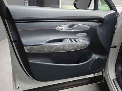 2022 Genesis GV70 — миниатюра 14