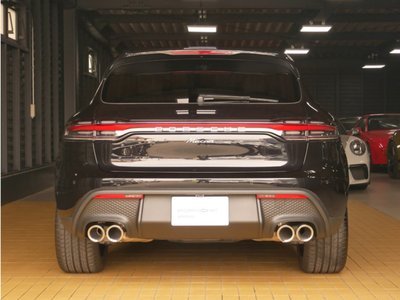 PORSCHE MACAN - 4