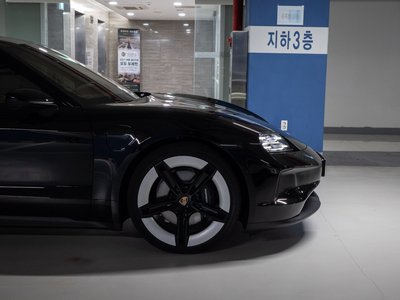 2026 Porsche TAYCAN photo 6