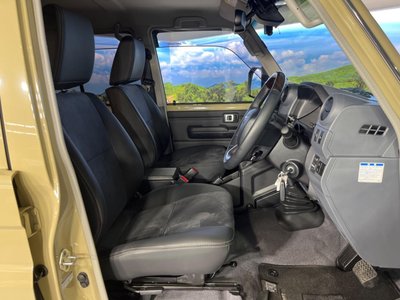 TOYOTA LAND CRUISER 70 - 8