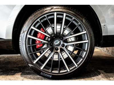 ASTON MARTIN DBX - 10