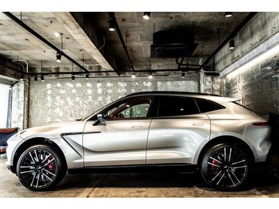 ASTON MARTIN DBX - 8