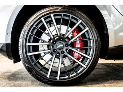 ASTON MARTIN DBX - 9