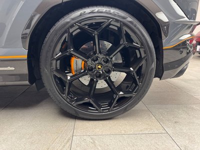 LAMBORGHINI URUS - 10