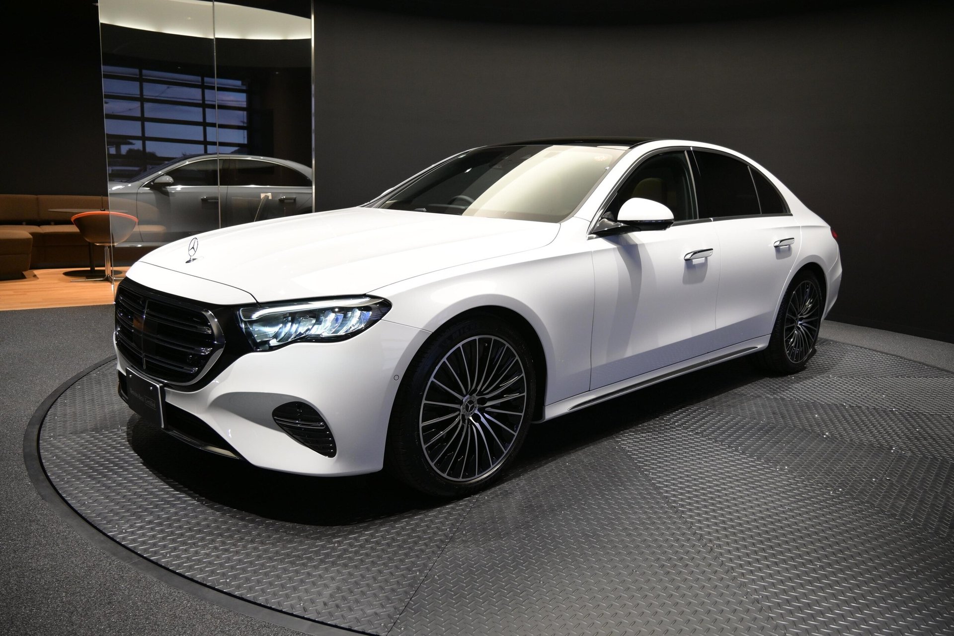 MERCEDES-BENZ E-CLASS - View 1