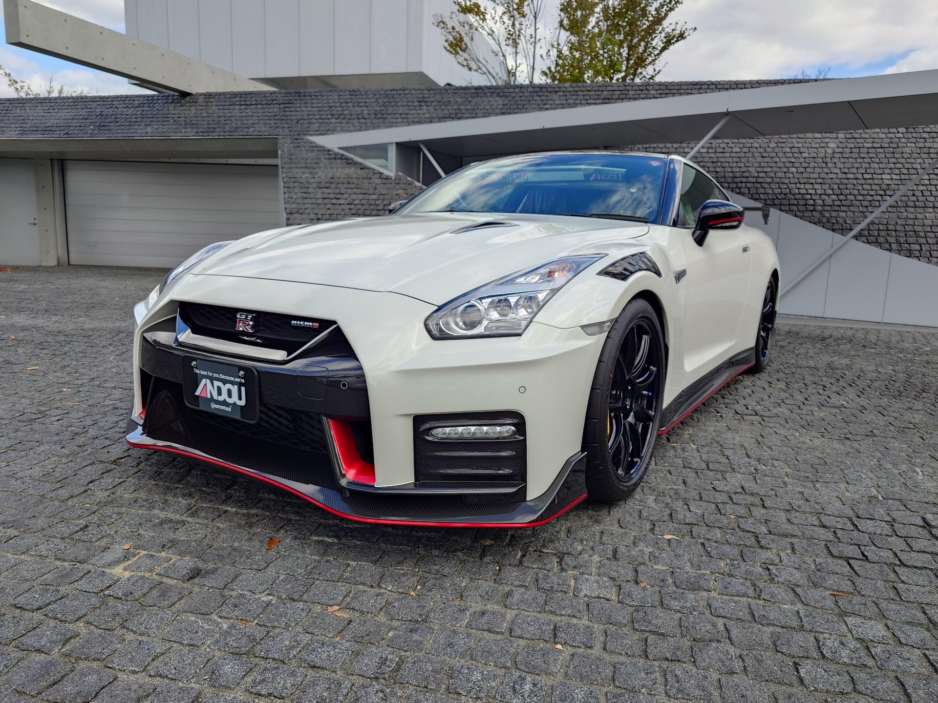 NISSAN GT-R - View 1