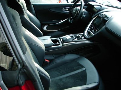 ASTON MARTIN DBX - 6