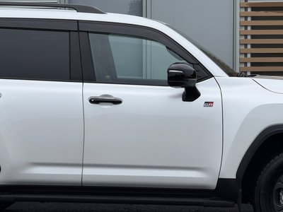 2023 Toyota LAND CRUISER 300 thumbnail 24