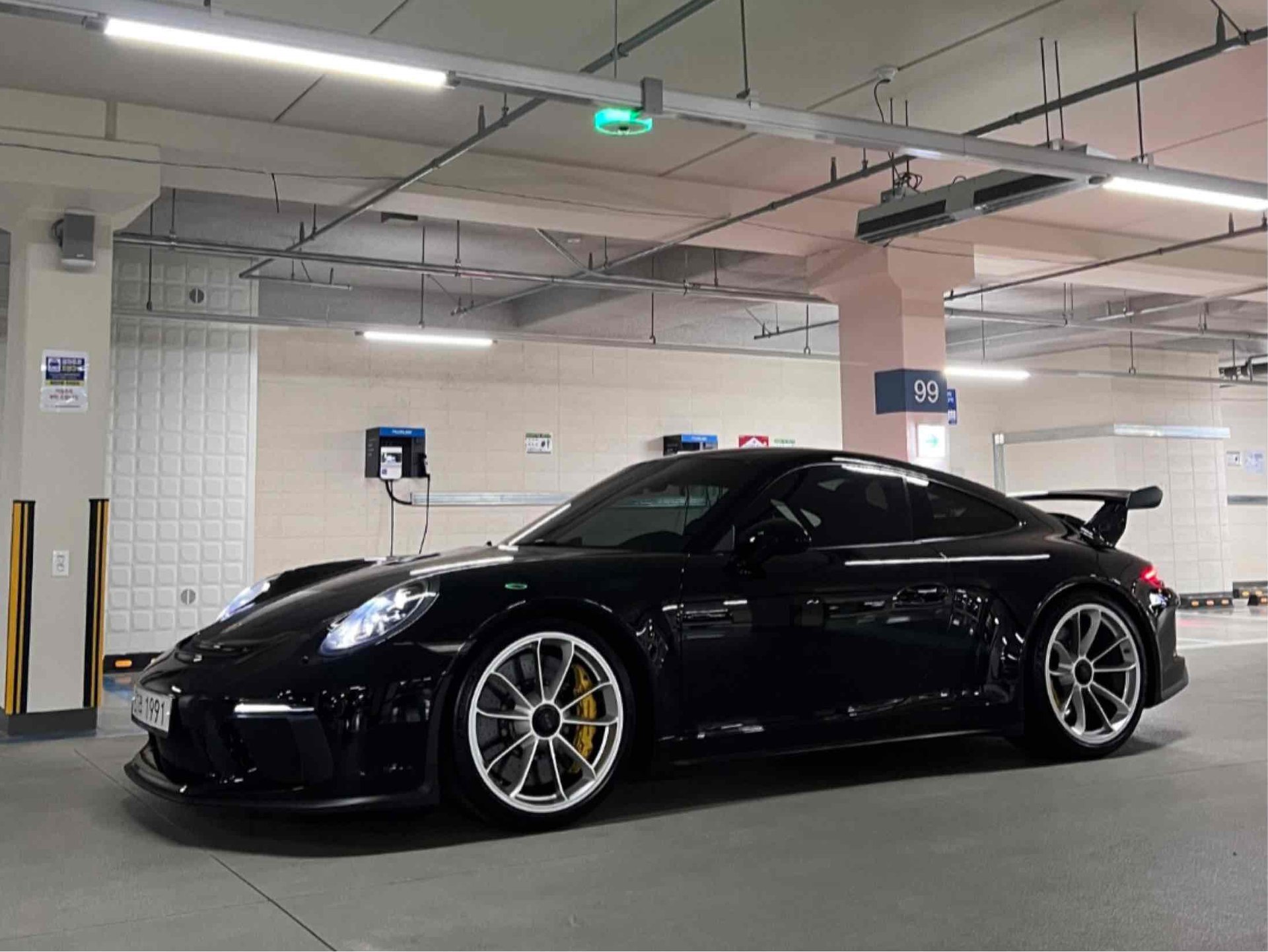 PORSCHE 911 - View 1