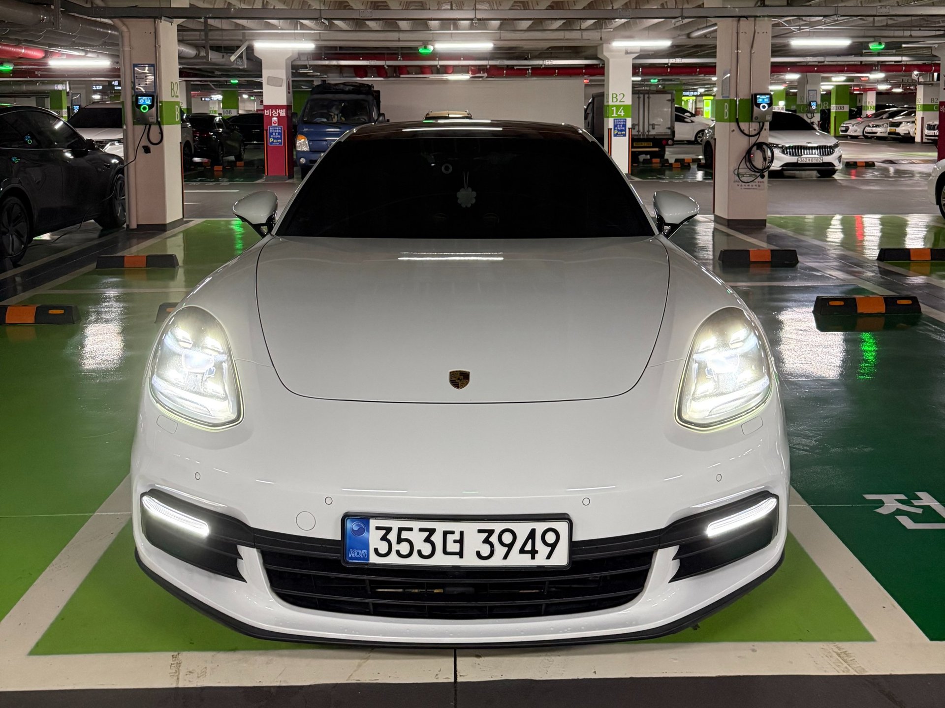 PORSCHE PANAMERA - View 1