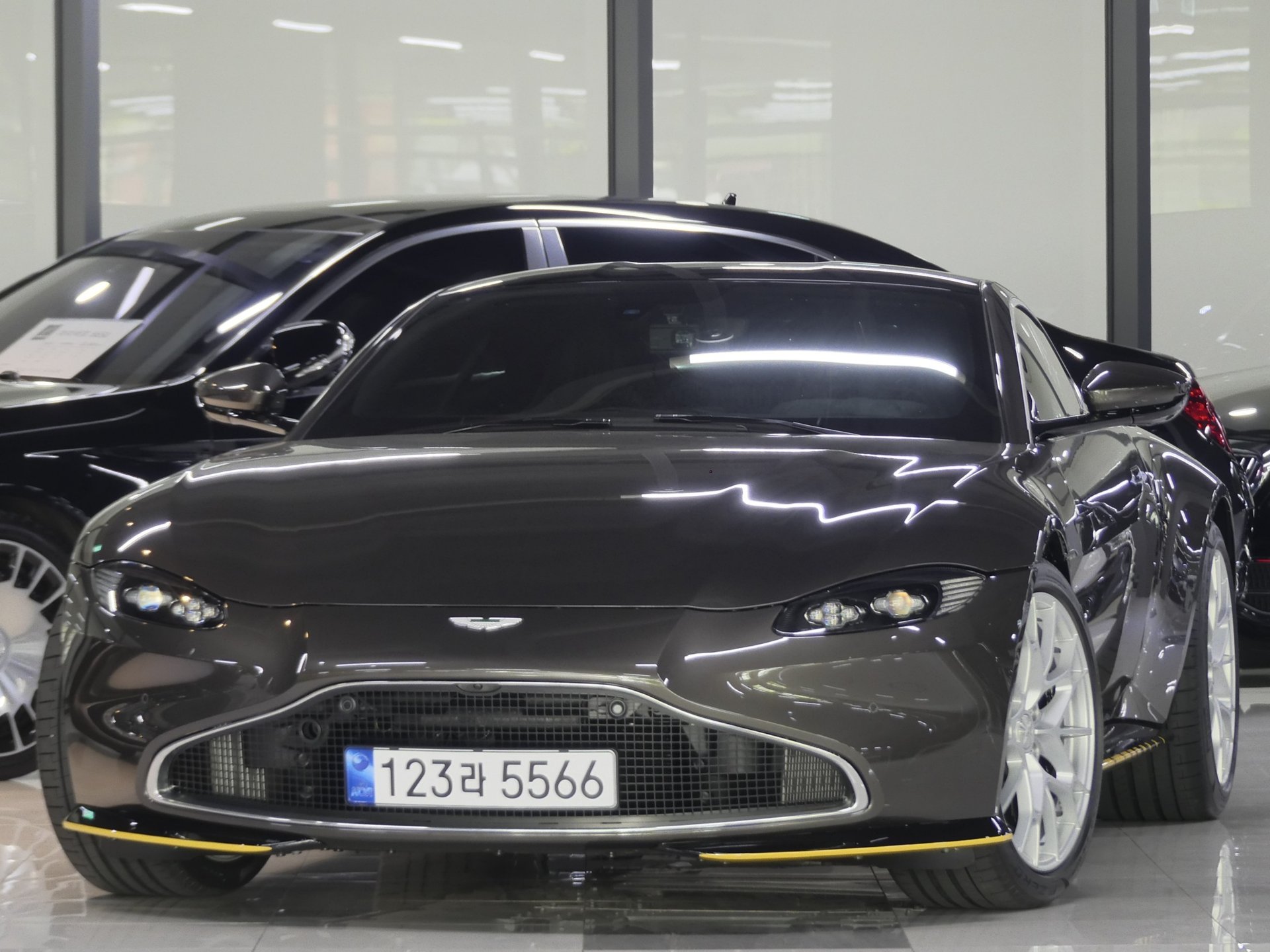 ASTON MARTIN VANTAGE - View 1